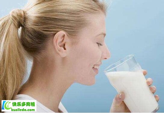 牛奶是早上喝好，还是晚上好？